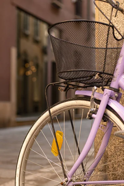 带篮子的自行车的选择性聚焦镜头 — 图库照片