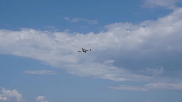 Ett Enda Flygplan Flyger Molnig Klar Himmel — Stockfoto