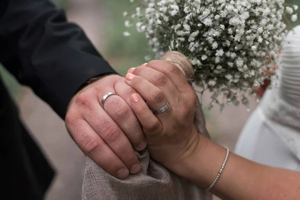 Tiro Close Uma Noiva Noivos Mãos Segurando Buquê Casamento — Fotografia de Stock