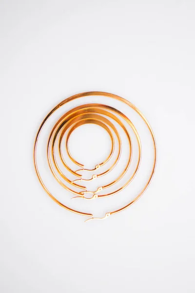 Крупним Планом Знімок Елегантних Золотих Сережок Ізольовані Білому Тлі — стокове фото