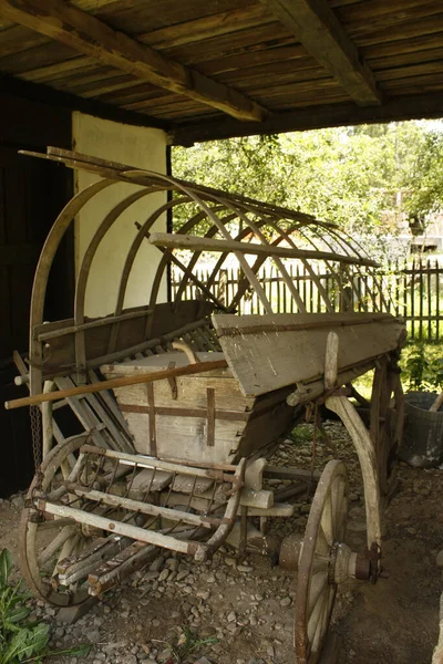 Een Verticaal Schot Van Een Grote Oude Houten Wagen — Stockfoto