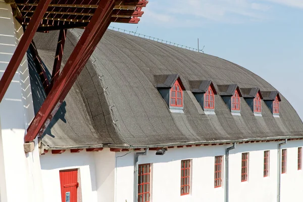 Telhado Cinza Edifício Com Duas Fileiras Janelas Emolduradas Vermelho — Fotografia de Stock