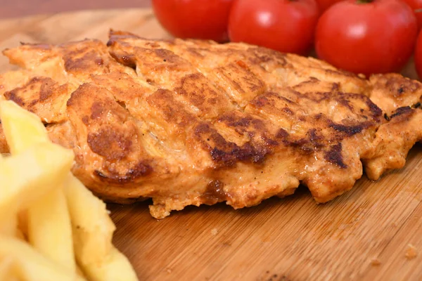 Deliciosa Pechuga Pollo Asado Con Papas Fritas Tabla Cortar — Foto de Stock