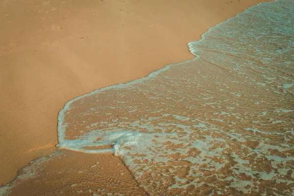 Μια Αμμώδης Παραλία Και Θαλάσσια Κύματα — Φωτογραφία Αρχείου