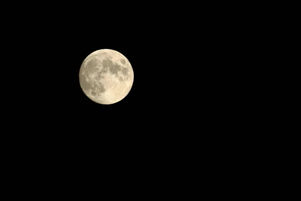 Uno Splendido Scenario Della Luna Piena Nel Buio Cielo Notturno — Foto Stock