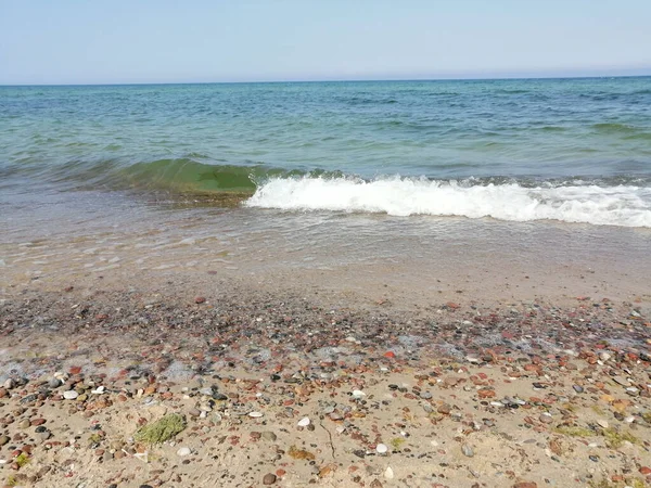 Piękne Ujęcie Spokojnych Fal Oceanicznych Rozpryskujących Się Kierunku Plaży — Zdjęcie stockowe