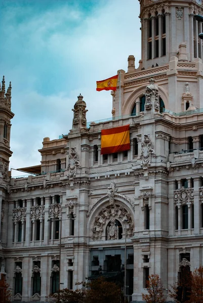 Vertikální Snímek Hlavní Budovy Madridu Španělskou Vlajkou Španělsku — Stock fotografie