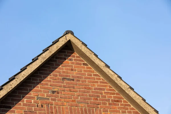 Låg Vinkel Skott Den Främre Spetsen Tak Ett Hus Gjort — Stockfoto