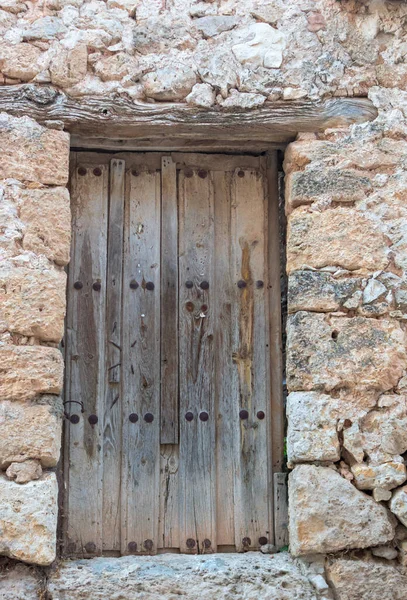 Vecchio Edificio Abbandonato Con Porte Rotte Muri Intemperie — Foto Stock