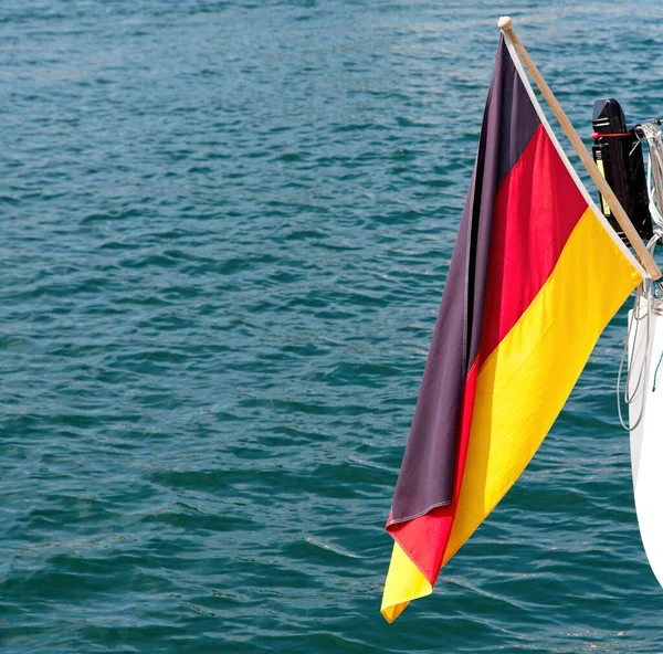 Bandera Alemana Ondeando Fondo Del Mar — Foto de Stock