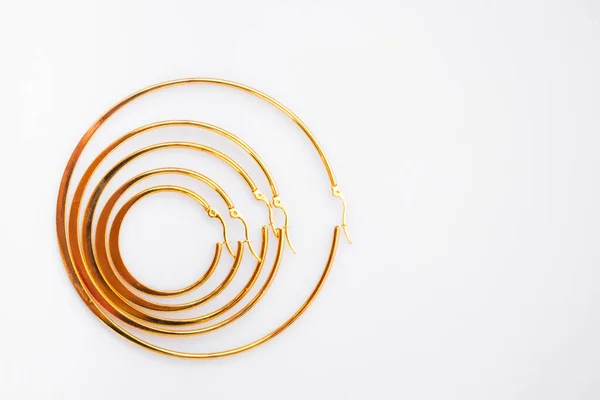 Крупним Планом Знімок Елегантних Золотих Сережок Ізольовані Білому Тлі — стокове фото