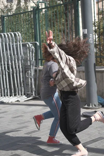 Vertikal Bild Två Kvinnor Som Dansar Gatan — Stockfoto