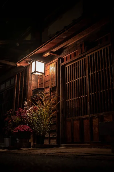 夜間照明付きの家の垂直ショット — ストック写真