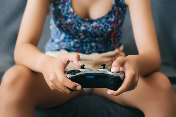 ゲームコントローラを保持し ビデオゲームをプレイする女性 — ストック写真