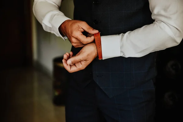 Tiro Perto Noivo Preparando Para Seu Casamento — Fotografia de Stock