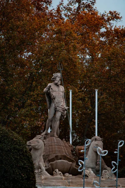 Tiro Vertical Uma Estátua Frente Edifício Capital Madri Espanha — Fotografia de Stock