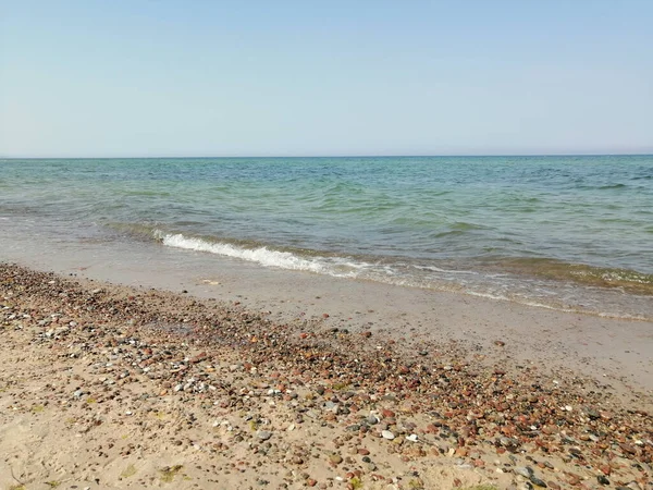 Piękne Ujęcie Spokojnych Fal Oceanicznych Rozpryskujących Się Kierunku Plaży — Zdjęcie stockowe