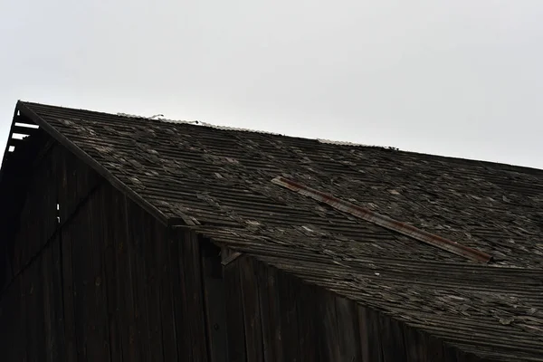 农场里一个旧谷仓的屋顶的一个低角度的镜头 — 图库照片
