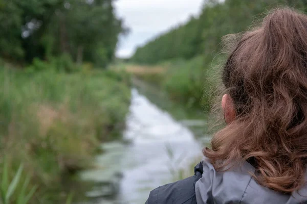Eine Selektive Fokusaufnahme Der Silhouette Eines Mädchens Einem Schmalen Fluss — Stockfoto
