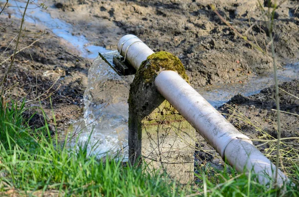 農村部の水道管の高角度ショット — ストック写真