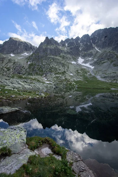 Beautiful Scenery Mountainous Landscape Reflective Lake Cloudy Sky — Stock Photo, Image