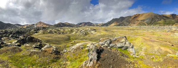 Fjallabak自然保護区のLaugavegurハイキングコースのアイスランドの風景のパノラマ — ストック写真