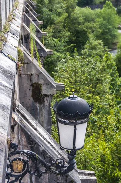 Вертикальный Снимок Лампы Стене Здания Лесу — стоковое фото