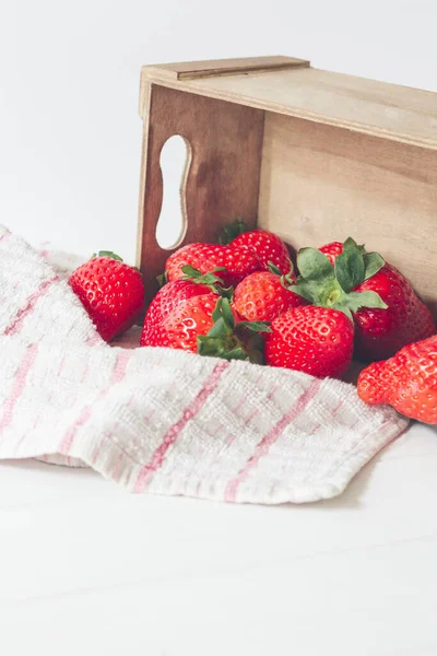 Disparo Vertical Fresas Frescas Deliciosas Una Caja Madera Una Servilleta — Foto de Stock