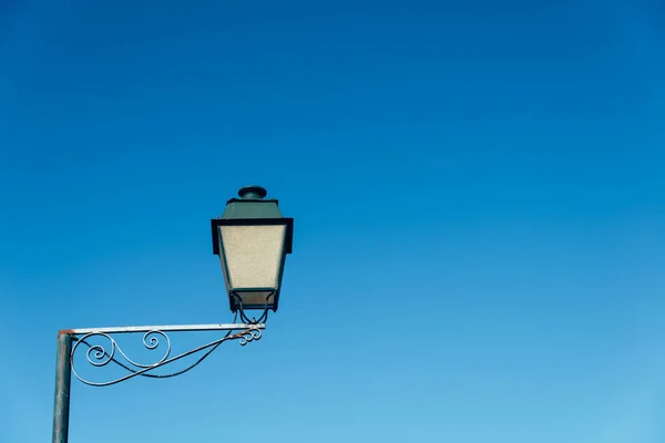 Een Lage Hoek Opname Van Een Straat Lamp Onder Een — Stockfoto