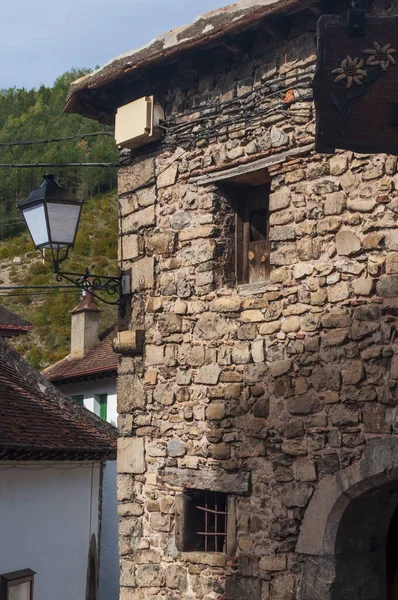 Eski Bir Bina Duvarıyla Bir Lambanın Dikey Görüntüsü — Stok fotoğraf