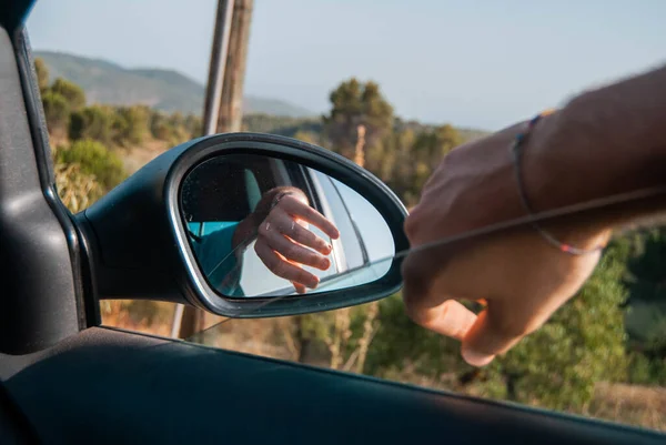 Close Mão Uma Pessoa Refletindo Espelho Carro Região Albacete Espanha — Fotografia de Stock