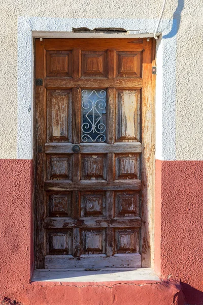 Edifício Velho Com Uma Porta Madeira Weathered — Fotografia de Stock