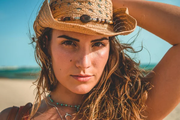 Uma Foto Focagem Rasa Uma Mulher Europeia Com Chapéu Cowboy — Fotografia de Stock