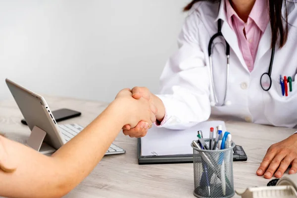 Una Doctora Consulta Con Una Paciente Tomando Notas — Foto de Stock