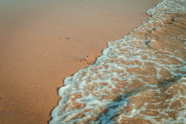 Una Spiaggia Sabbiosa Onde Del Mare — Foto Stock