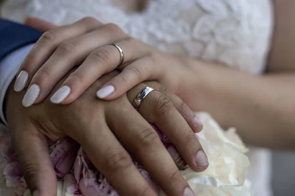 Eine Nahaufnahme Von Einer Braut Und Bräutigam Hände Mit Eheringen — Stockfoto