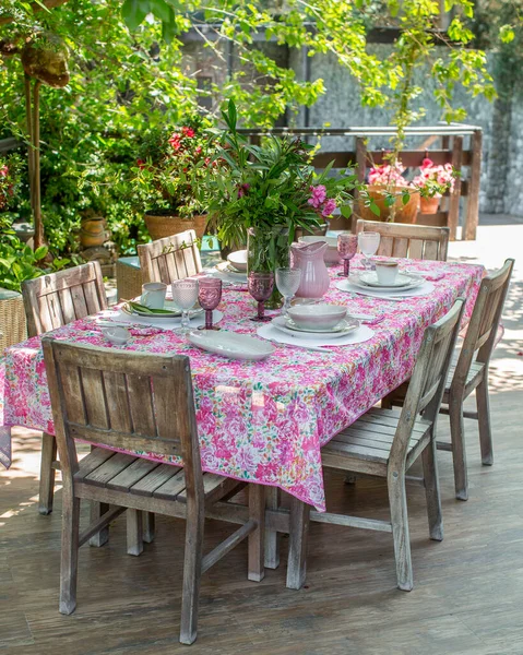 乡村餐桌 桌上摆满了色彩艳丽的桌布和新鲜采摘的花园花朵 — 图库照片