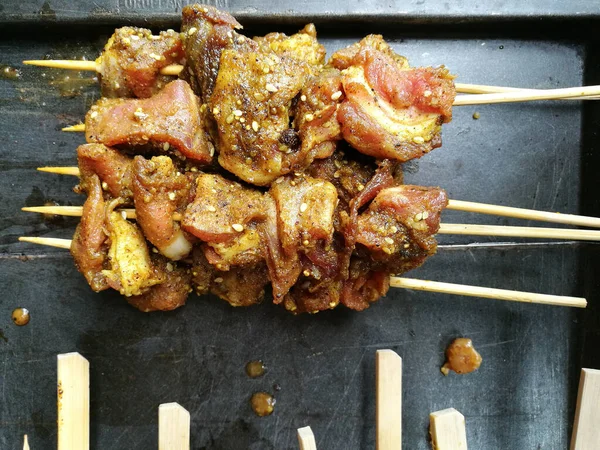 Primer Plano Brochetas Parrilla Con Aves Corral Setas Pimientos Rojos — Foto de Stock