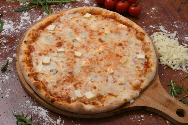 Masadaki Tahtanın Üzerinde Nefis Bir Peynirli Pizzanın Yüksek Açılı Görüntüsü — Stok fotoğraf
