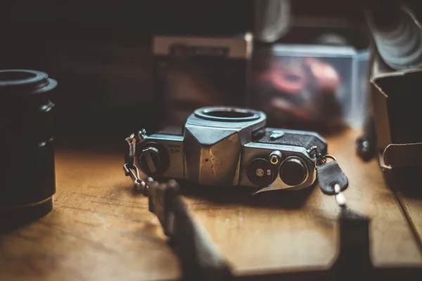 Tiro Foco Seletivo Uma Câmera Vintage Mesa Madeira — Fotografia de Stock