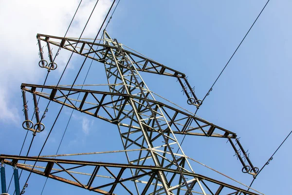 Ein Niedriger Winkel Eines Stromturms Einem Sonnigen Tag — Stockfoto