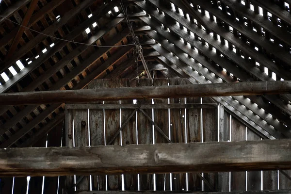 农场里一个旧谷仓的内部的一个低角度的镜头 — 图库照片