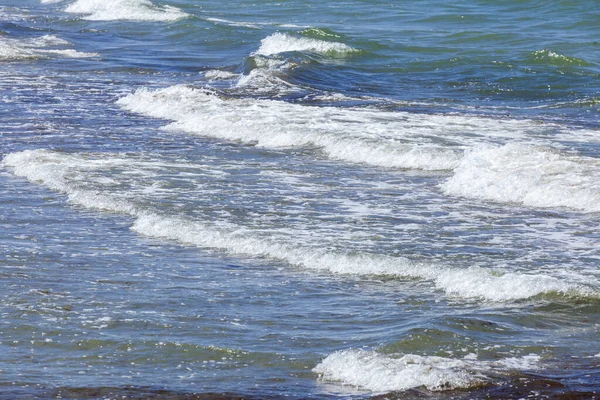 Ένα Κοντινό Πλάνο Αφρούς Από Κύματα Νερού Στην Παραλία Μια — Φωτογραφία Αρχείου