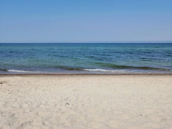 Uma Bela Foto Das Ondas Tranquilas Oceano Salpicando Direção Praia — Fotografia de Stock