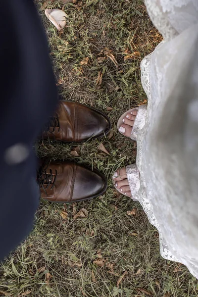 Függőleges Kilátás Menyasszony Vőlegény Lábára Esküvő Napján — Stock Fotó