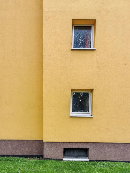 Eine Vertikale Aufnahme Einer Gelben Wand Mit Kleinen Fenstern — Stockfoto