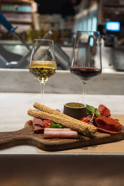 Vertical Shot Appetizers Glasses Red White Wine — Stock Photo, Image