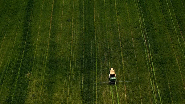 Flygbild Traktor Som Odlar Ett Klargrönt Fält — Stockfoto