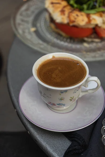 Una Toma Vertical Café Oriental Una Taza Floral Blanca Sobre — Foto de Stock