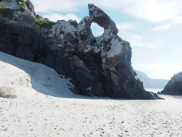 Les Belles Formations Rocheuses Sur Une Plage Sable Par Une — Photo